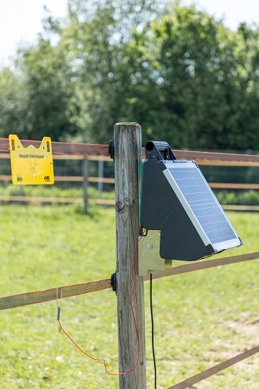 Ako-Masthalter zur Montage an einem Holzmast für einen Solarziegel