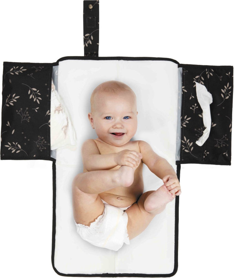 Dooky 3-in-1-Wickeltasche – Blätter schwarz – kompakte Wickelunterlage für unterwegs mit Fächern für Windeln, Babytücher – weich, stilvoll und leicht zu reinigen
