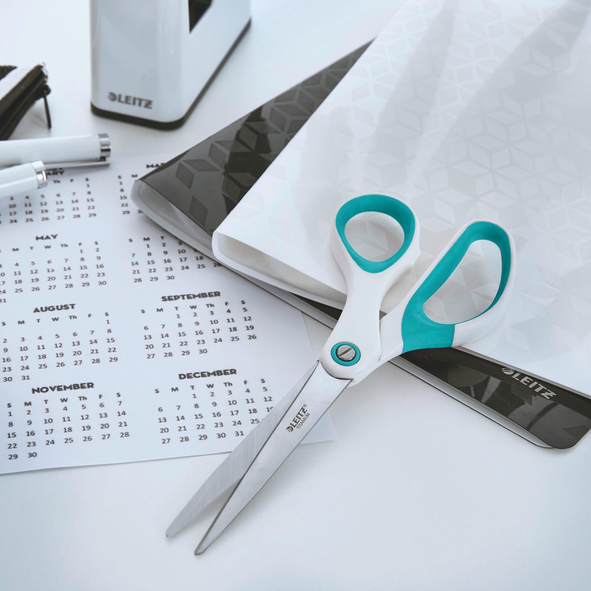 Leitz Wow Titan-Edelstahlschere – Eisblau