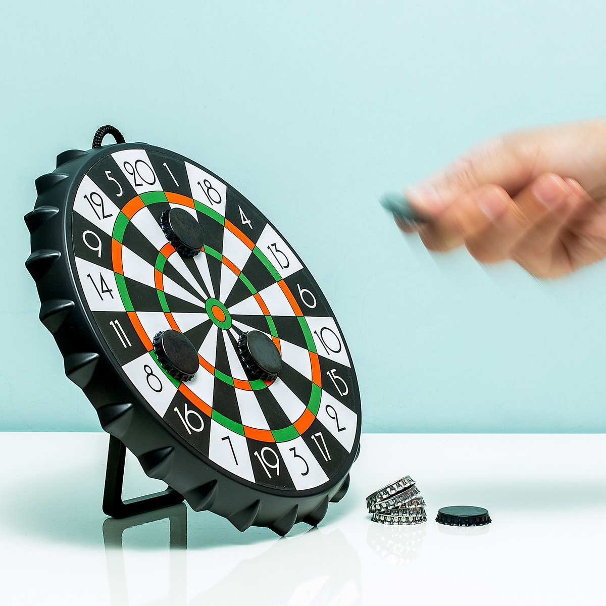 Markenlose Dartscheibe mit Bierdeckeln ohne Marke