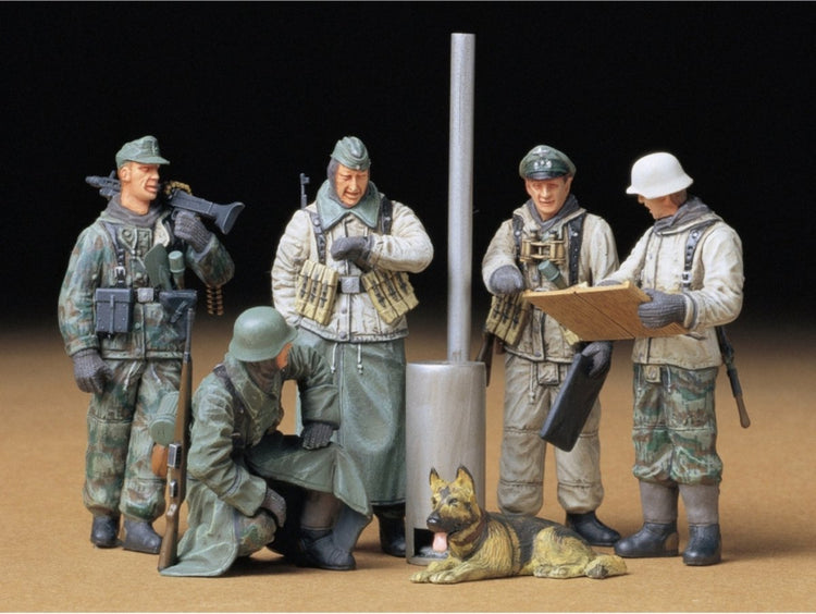 Tamiya Modellbausatz Militärfahrzeuge – 35212 Figurenset Deutsche Soldaten Feldbesprechung 5 Figuren aus Kunststoff – 1:35 – Modellbau