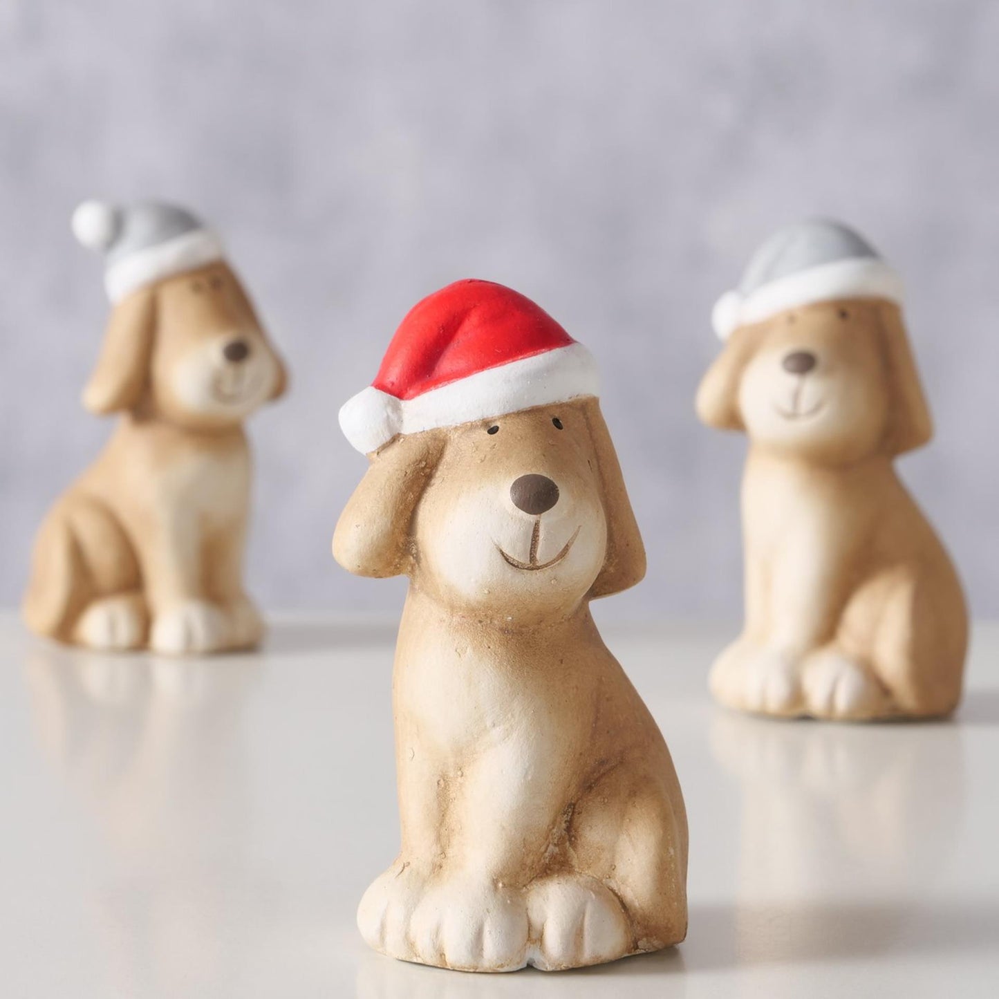 Boltze Home Statue Weihnachtshund aus Keramik H7,4cm