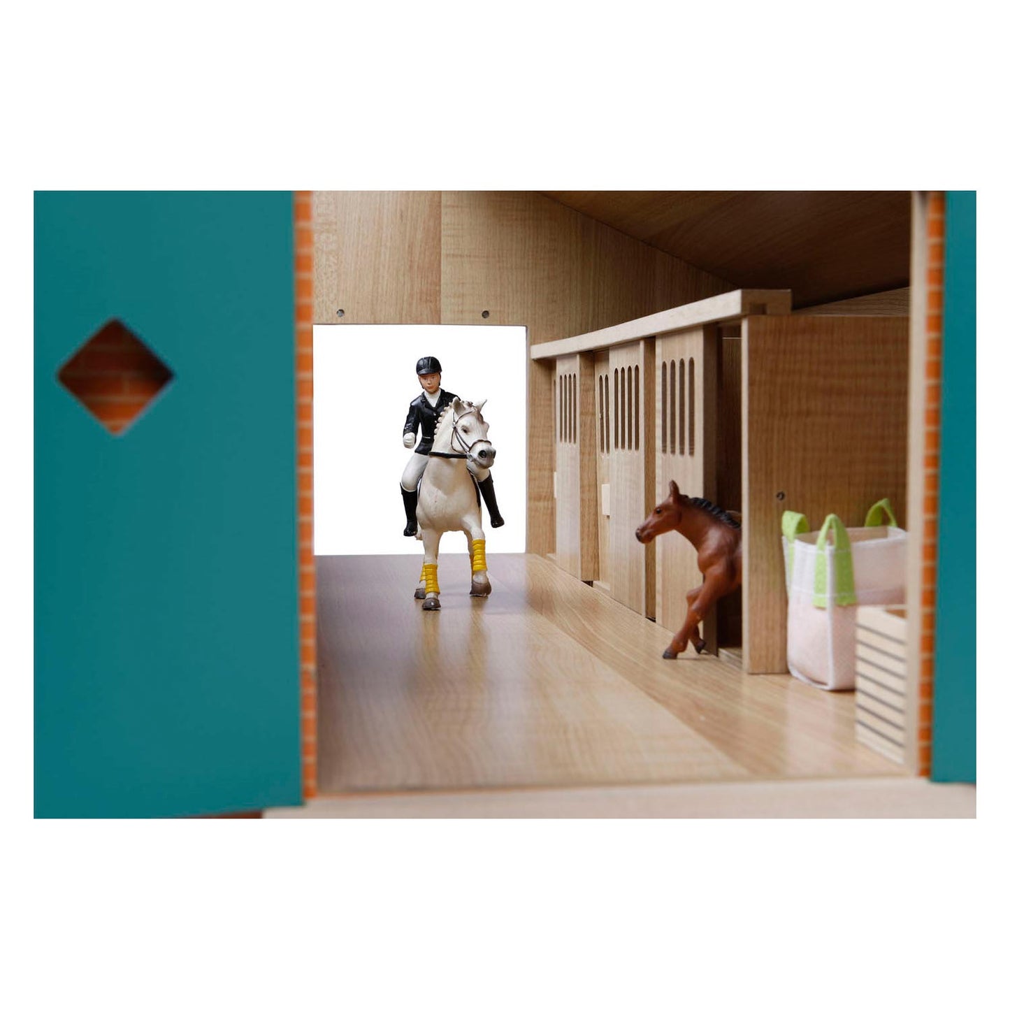 Kids Globe Globe Horse Stall mit 7 Kisten, 1:24