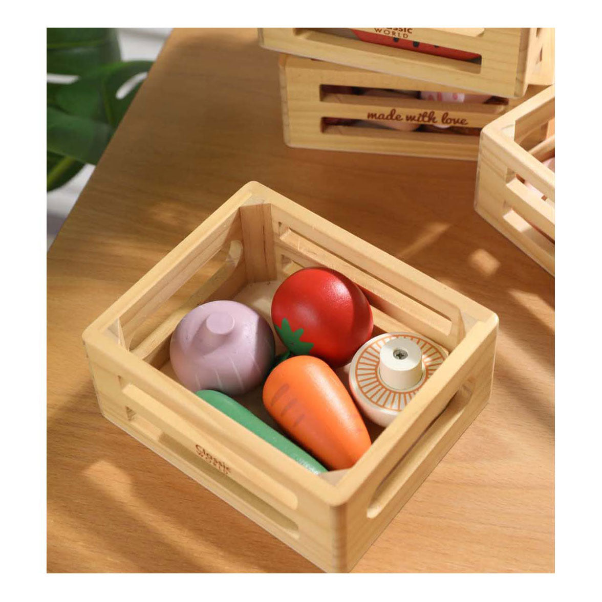 Klassische Holzkiste mit Gemüse