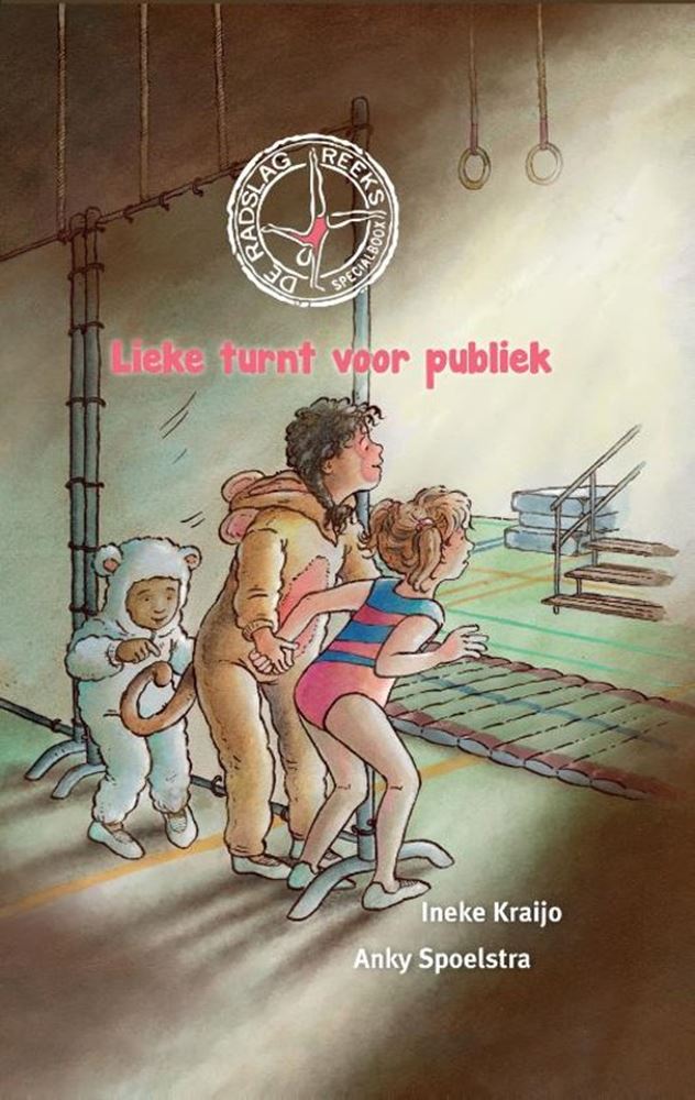 Lieke turnt vor Publikum. 6+