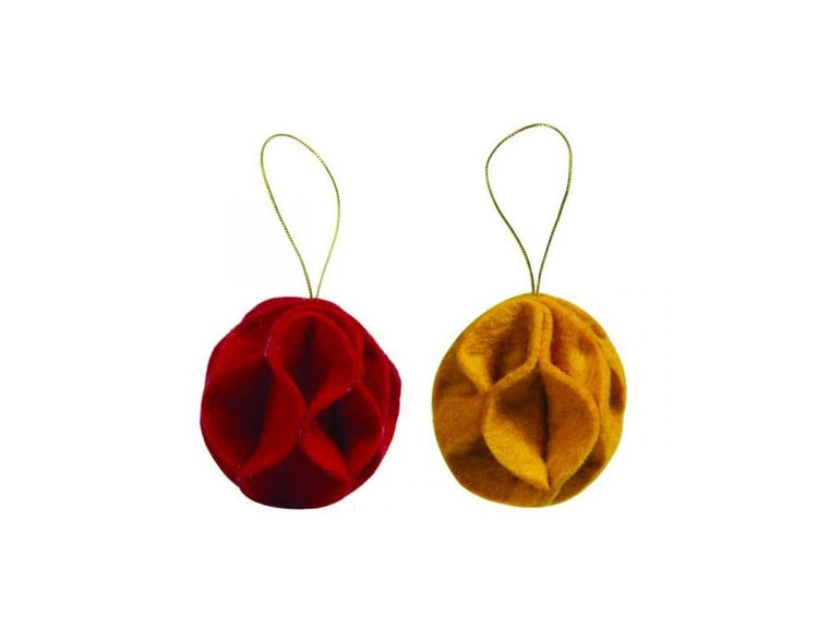 Blaue Weihnachtsschmuck fühlte sich rot und gelb an