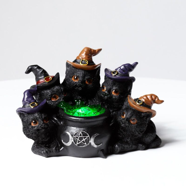Hexen schwarze Katze führte sprudelnder Ketel