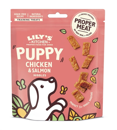 Lilys Küchenhuhnlachs knabbert für Welpen