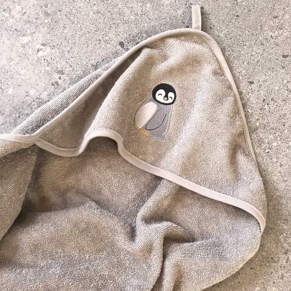 Petú Petú Mano Badcape Groot mit Kapuzenpinguin