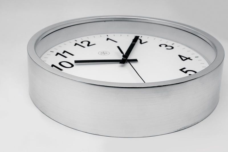 Nächste Zeit NXX-7307ZI-V2 Wanduhr NXT Diam. 25,5 cm Plastik Silber, weißes Zifferblatt, #039; Ruhige Uhr