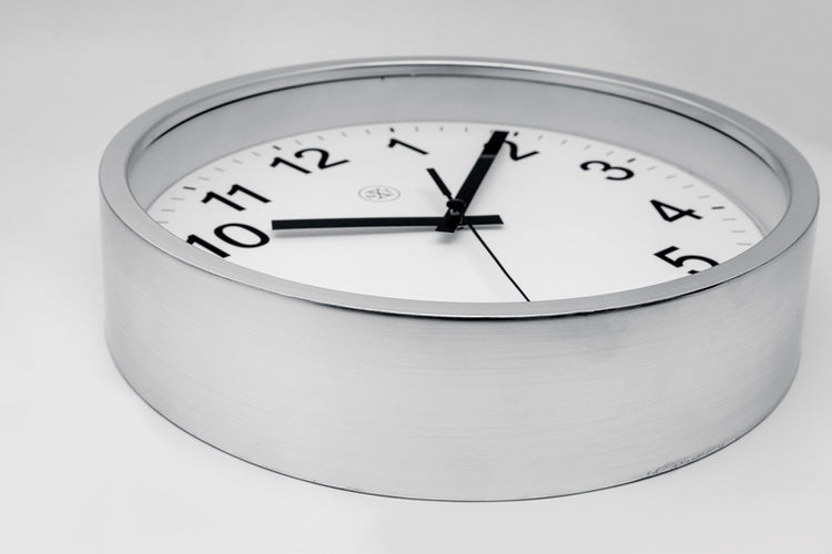 Nächste Zeit NXX-7307ZI-V2 Wanduhr NXT Diam. 25,5 cm Plastik Silber, weißes Zifferblatt, #039; Ruhige Uhr