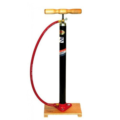 Fahrradpumpe auf Holzbrett mit Dunlop-Ventil