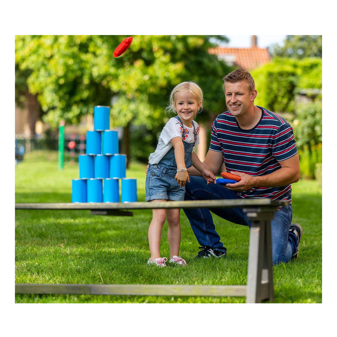 Outdoor -Spielen im Freien werfen Dosen