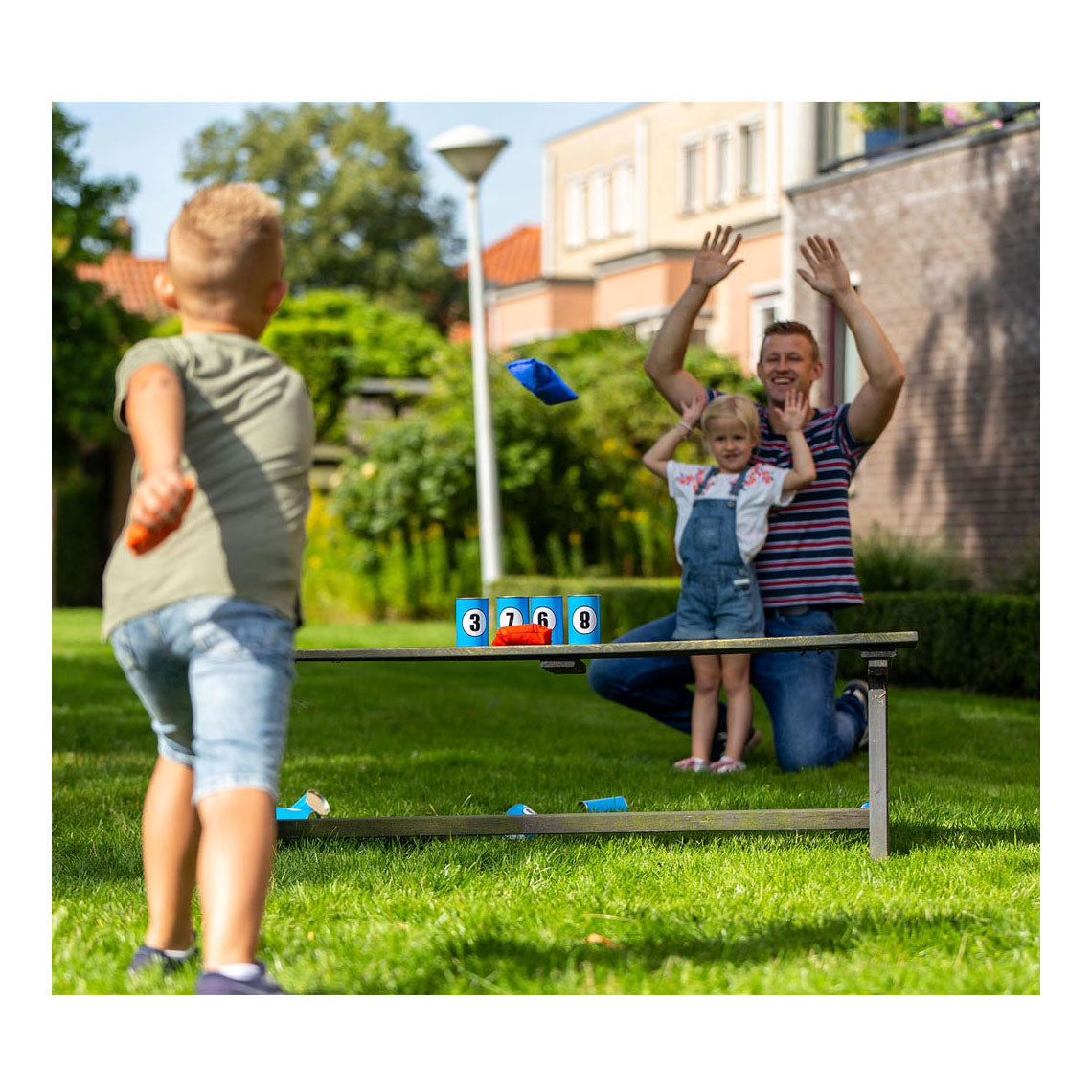 Outdoor -Spielen im Freien werfen Dosen