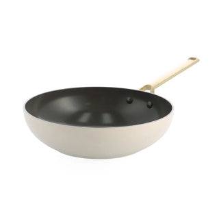 BK Sublime Wok-Pfanne 28 cm – 3,7 l – PFAS-freie Antihaftbeschichtung – Wok-Pfanne Induktion – Keramikpfanne – ofenfest bis 220 °C – goldene Edelstahlgriffe – ohne Deckel – Creme