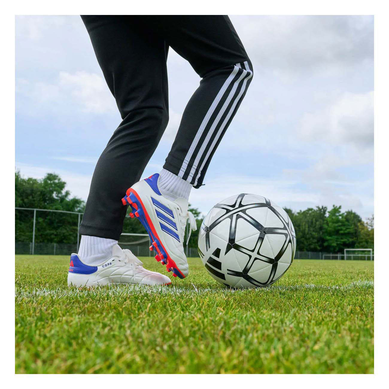 Der Adi Starlancer Fußball – weiß schwarz