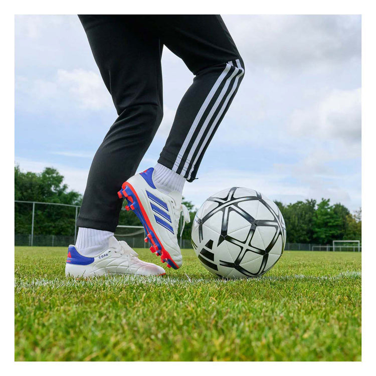 Der Adi Starlancer Fußball – weiß schwarz