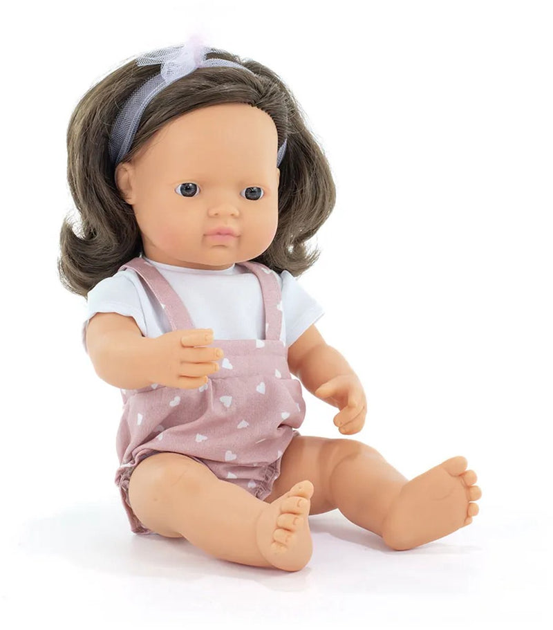 Miniland Puppe - Europäisches Mädchen braunhaarig 38cm - inkl. Freundschaftsarmband + Aufkleber - 10 Monate