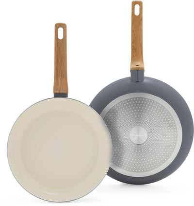 Greenpan Essence Bratpfannenset 2-teilig – 26 x 30 cm – PFAS-freie Antihaftbeschichtung – Induktionspfannenset – Keramikpfanne – ofenfest bis 160 °C – Griffe in Holzoptik – Kaltgriffe – Grau
