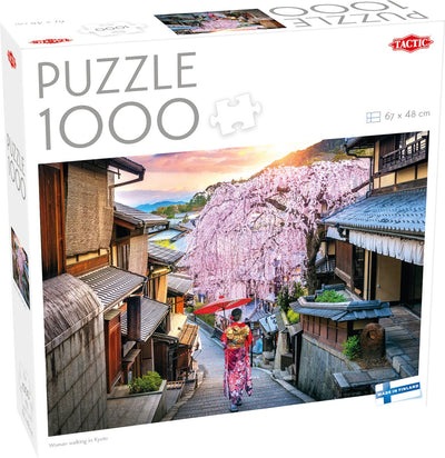 Taktische Frau spaziert durch Kyoto – Puzzle – 1000 Teile – traditionelle japanische Straße – stimmungsvolle Sakura-Blüte – hohe skandinavische Qualität