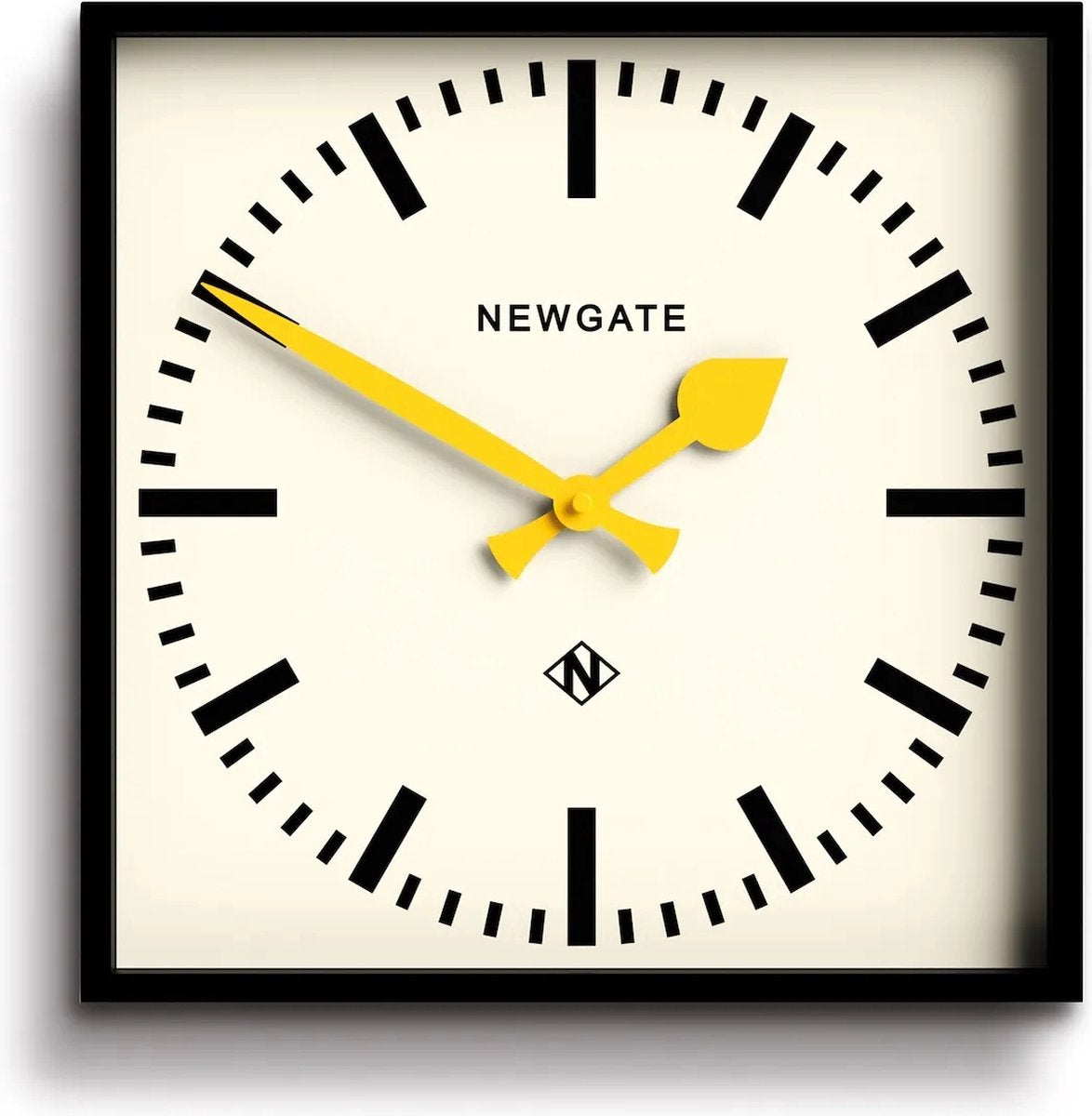 Newgate Nummer fünf Wanduhr gelb 33cm