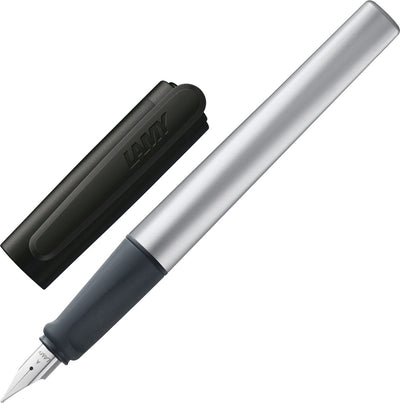 Lamy nexx schwarzer Füllfederhalter – mit rutschfester, polierter Stahlfeder für Linkshänder (links) in Schreibstärke Medium – dreieckiges Aluminiumgehäuse – inklusive Tintenpatrone T 10 blau