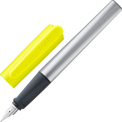 Füllfederhalter Lamy Nexx neongelb – mit rutschfestem Griff, polierte Stahlfeder in Linie A – dreieckiges Aluminiumgehäuse – inklusive Farbpatrone T 10 blau