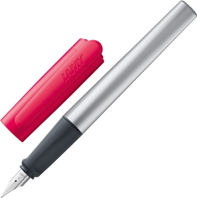 Lamy Nexx Crimson Füllfederhalter – Füllfederhalter mit Anti-Rutsch-Griff, polierte linkshändige Stahlfeder (links) in Strichstärke m – dreieckiges Aluminiumgehäuse – inkl. Tintenpatrone T 10 blau