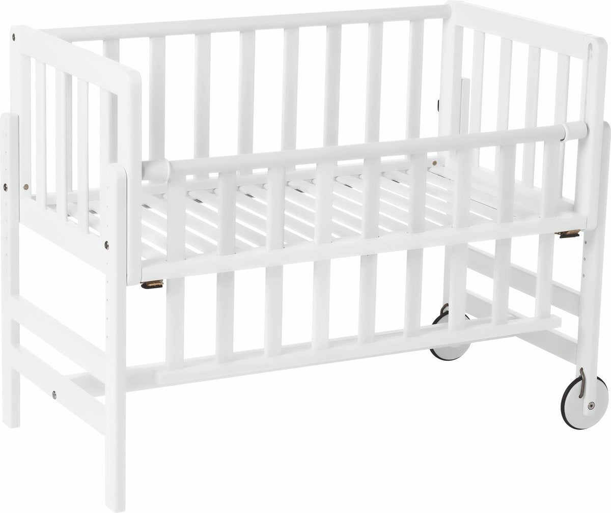 Geuther Betty Beistellbett, Beistellbett, Kinderbett – mit Rollen – 45x90 cm – Babybett bis 9 kg – massives Buchenholz – weiß
