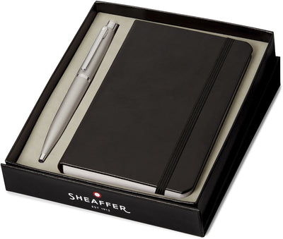 Sheaffer Kugelschreiber-Geschenkset – VFM G9400 – Schwarz und Mattsilber – Feder M – Schreibfarbe Schwarz – + A6-Notizbuch – SF-G2940051-4