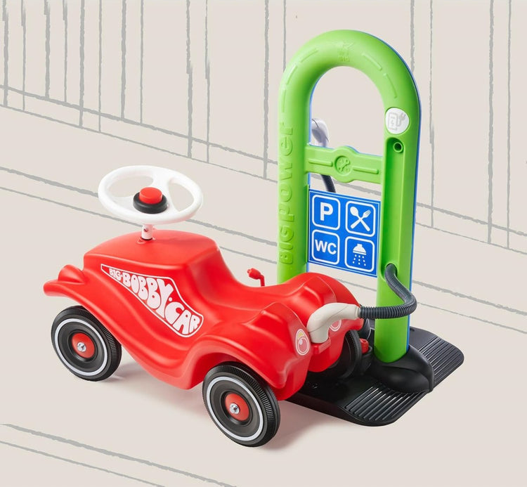Große Bobby-Car-Tankstelle