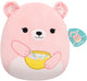 Jazwares Squishmallows – mittelgroßer Plüsch (Hominy – Pfirsichbär mit Müslischale) – 30 cm Plüsch