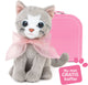 Studio Pets Kuscheltier Katze Bella 16 cm rosa mit Reisepass und Koffer.