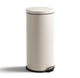 Stille. Living Hush Living – Abfalleimer 30 l aus Metall – mit Soft-Close-Deckel – Treteimer – herausnehmbarer Inneneimer – großes Fassungsvermögen – Küche, Büro – Beige