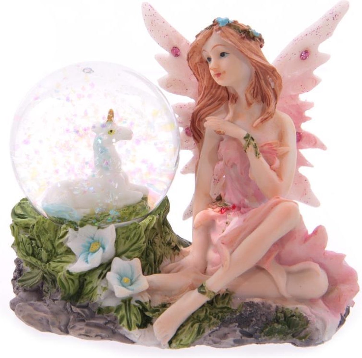 Blumenfee mit einer Schneekugel sitzen