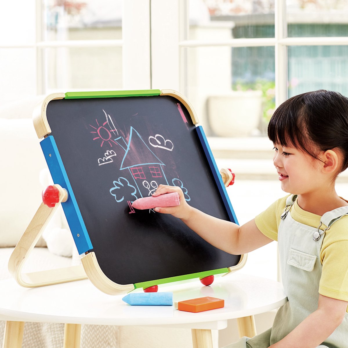 Hape mobiles Zeichenbrett für Kinder – doppelseitiges Whiteboard und Kreidetafel, Kunststudio, 3+