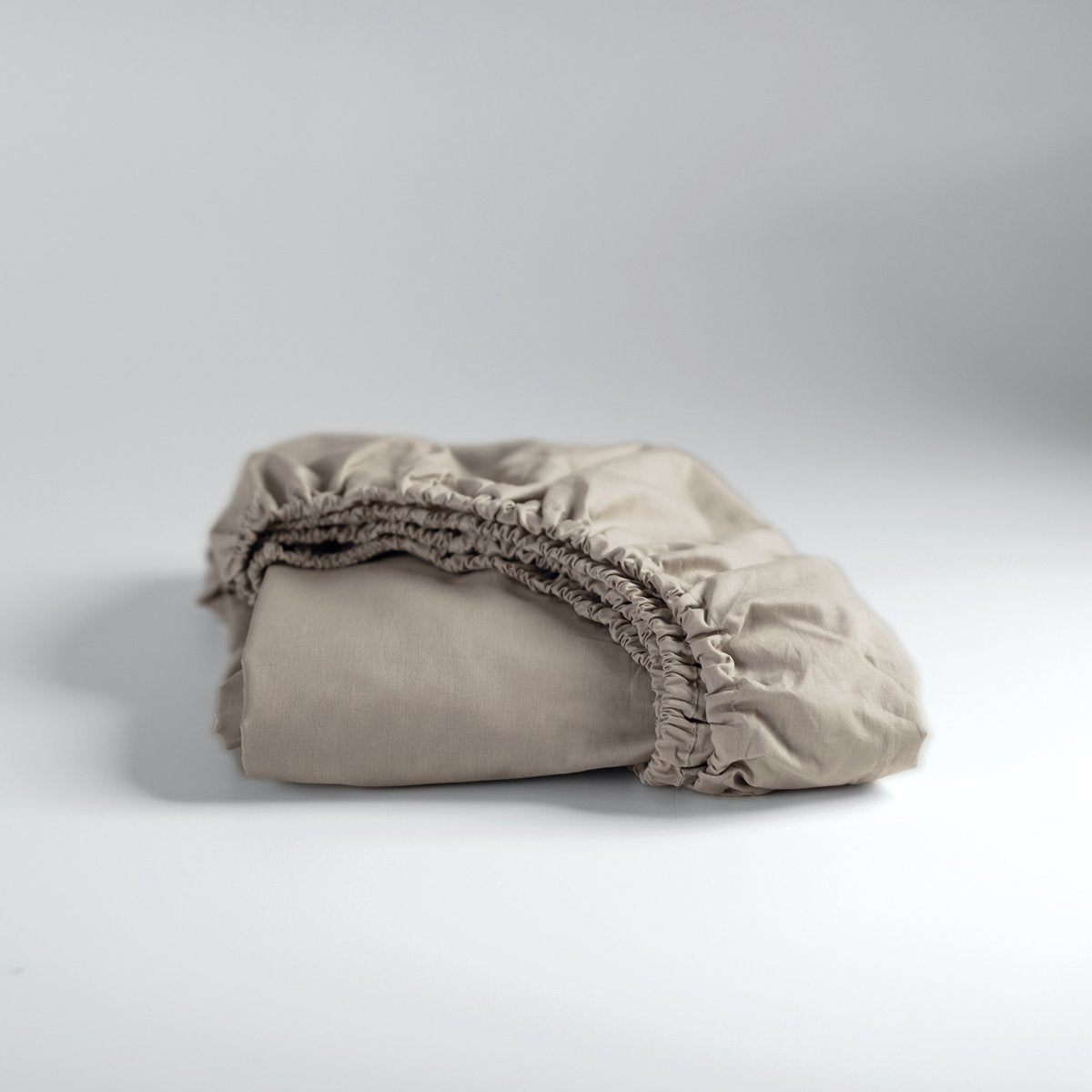 Cinderella – Wochenende – Spannbettlaken – bis 25 cm Matratzenhöhe – 100 % Baumwolle – 140 x 200 cm – Taupe