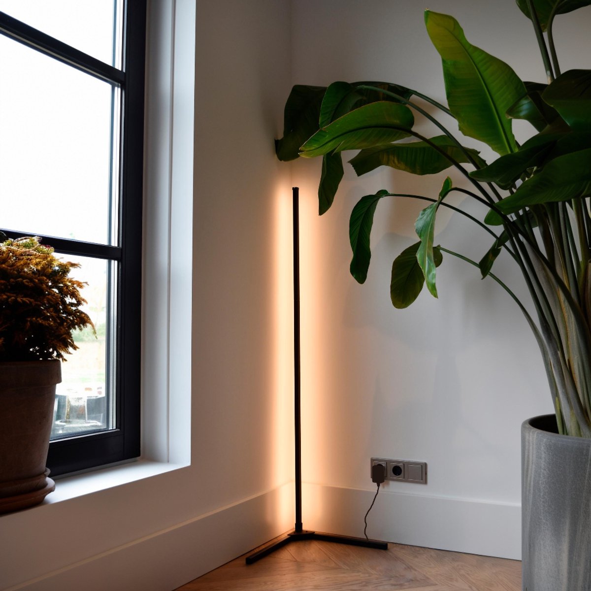 Smarte LED-Stehleuchte Calex – WLAN-Ecklampe Stehleuchte – Stimmungsbeleuchtung dimmbares RGB- und Weißlicht – App und Fernbedienung