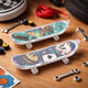 Eddy Toys Finger-Skateboard-Set 2-teilig – Finger-Skateboard mit Aufdrucken – Mini-Skateboard-Spielzeug für Kinder – Fingerboard-Set mit coolen Designs – Kunststoff – 9,5 cm
