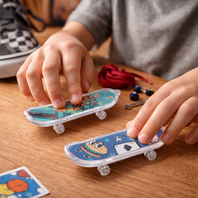 Eddy Toys Finger-Skateboard-Set 2-teilig – Finger-Skateboard mit Aufdrucken – Mini-Skateboard-Spielzeug für Kinder – Fingerboard-Set mit coolen Designs – Kunststoff – 9,5 cm