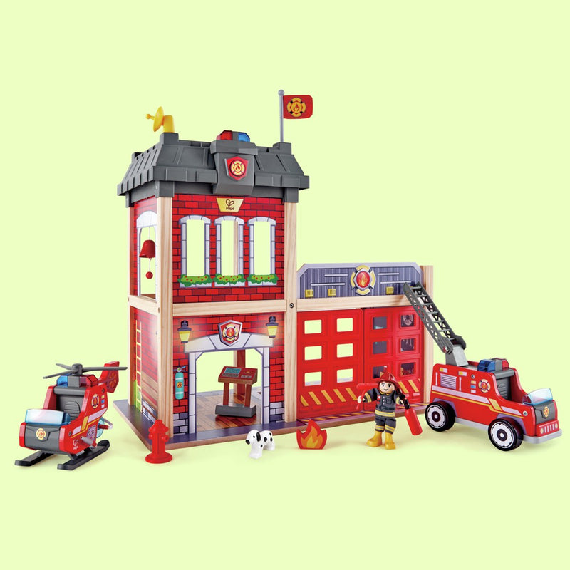 Hape Feuerwehr-Spielset mit Feuerwehrauto, Hubschrauber sowie Licht und Sound – 13-teilig, ab 3 Jahren