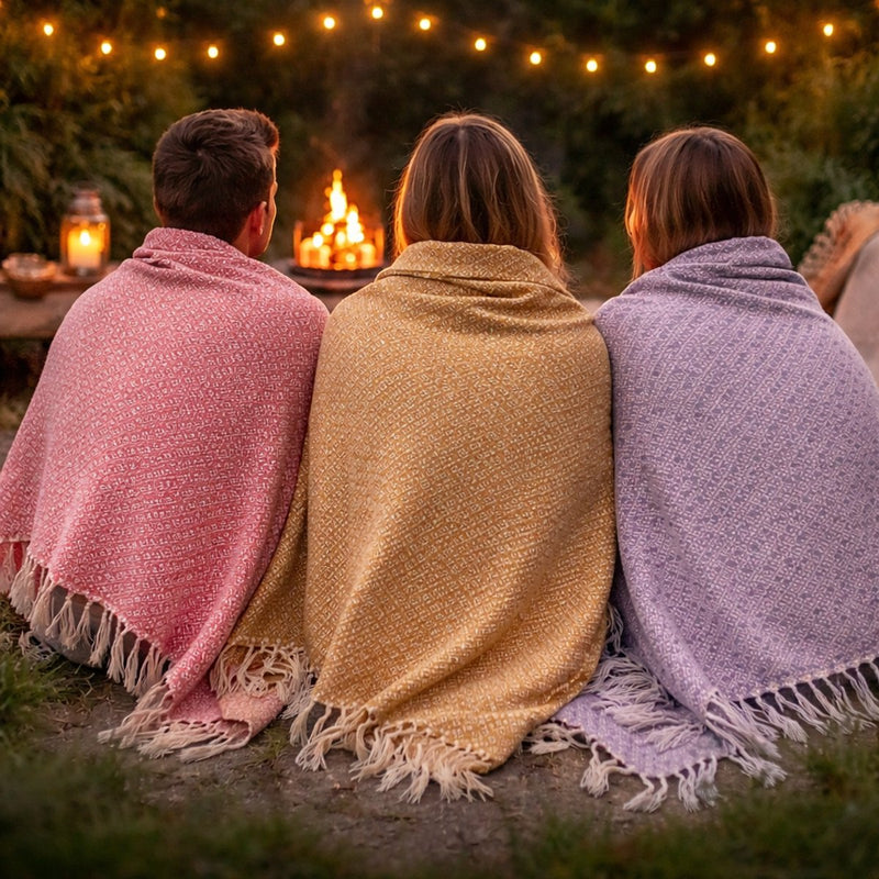 Arti Casa Baumwollplaid – 130 x 170 cm – dekorative Decke mit Fransen – weiches Wohnplaid – Ockergelb