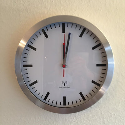 TFA Dostmann 60.3528.02 Wanduhr sendergesteuert 300 mm x 45 mm Aluminium-Schleppwerk (geräuschlos)