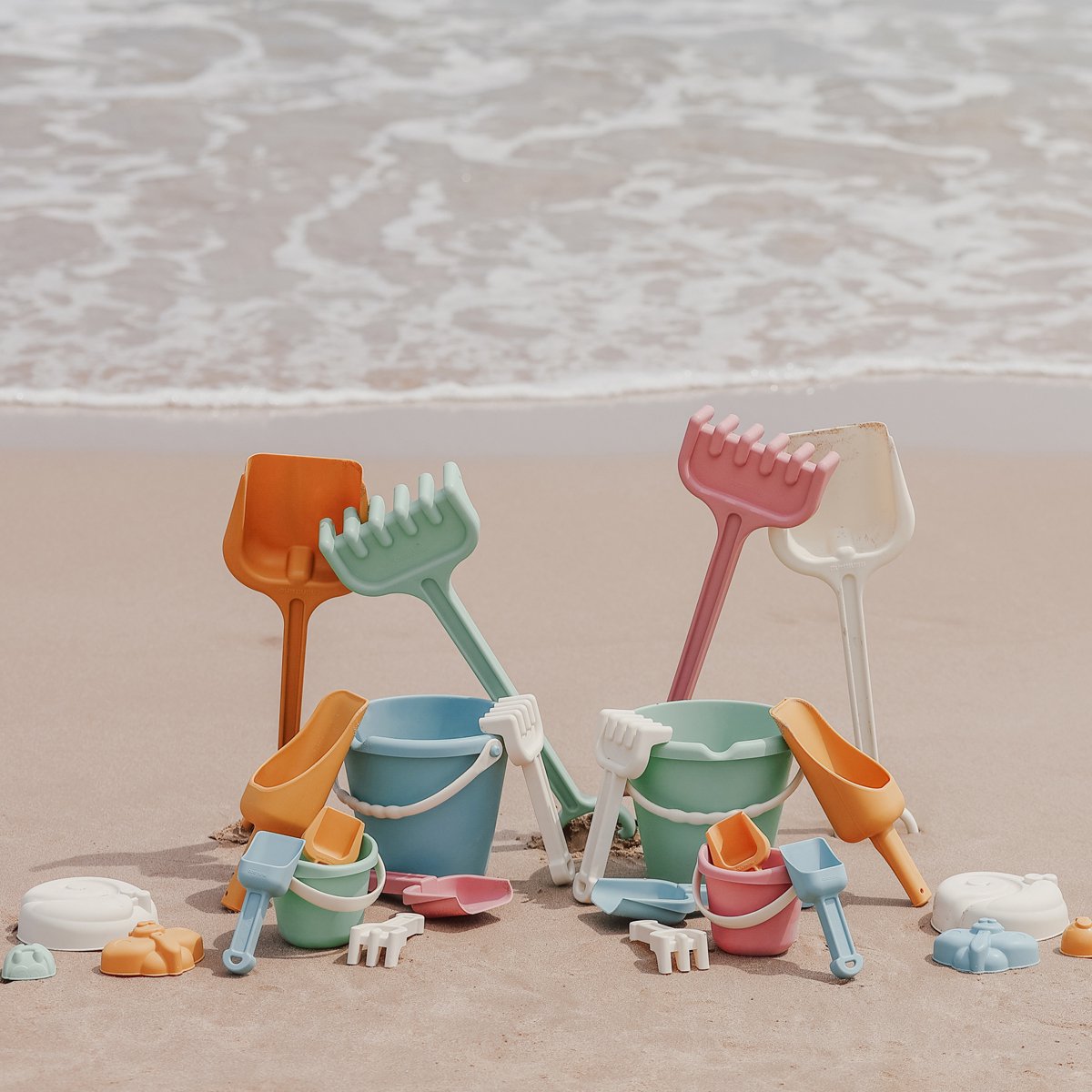 Miniland Outdoor Eco – Sandspielset Baby – Eimer, Spaten, Rechen und Schaufel – grün – 18 Monate