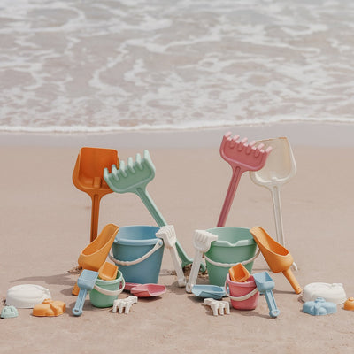 Miniland Outdoor Eco – Sandspielset Baby – Eimer, Spaten, Rechen und Schaufel – grün – 18 Monate