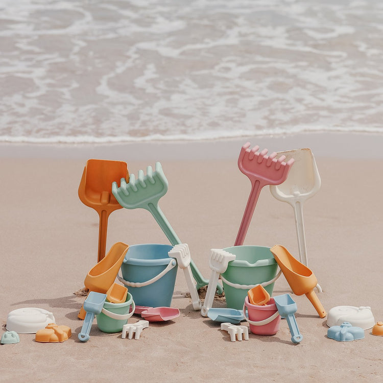 Miniland Outdoor Eco – Sandspielset Baby – Eimer, Spaten, Rechen und Schaufel – grün – 18 Monate