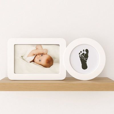 Glückliche Hände – Baby-Hand-Fußabdruck-Rahmen ohne Tinte – tintenloser Fotorahmen mit Fotofach – inklusive tintenfreiem Pad – sichere Reinigung für Neugeborene – weißes modernes Design 30 x 13 x 3 cm – perfektes Mutterschaftsgeschenk