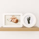 Glückliche Hände – Baby-Hand-Fußabdruck-Rahmen ohne Tinte – tintenloser Fotorahmen mit Fotofach – inklusive tintenfreiem Pad – sichere Reinigung für Neugeborene – weißes modernes Design 30 x 13 x 3 cm – perfektes Mutterschaftsgeschenk