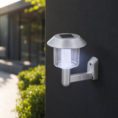 Grundig Solar-Wandleuchte – Solarlampe für den Außenbereich mit automatischer Beleuchtung – Solar-Wandleuchte mit 6-8 Stunden Brenndauer und kaltweißem Licht – Solar-Wandleuchte inklusive Akku – 13,5 x 9 x 12 cm – Silber