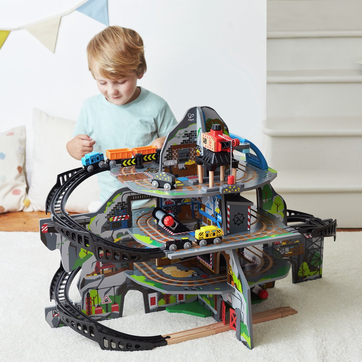 Hape Mighty Mountain Mine – Holzeisenbahn-Set Bergmine-Spielset mit Kran und Spiralschiene, 34-teilig, 3+